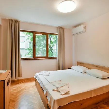 Location 2br - 6 Guests *